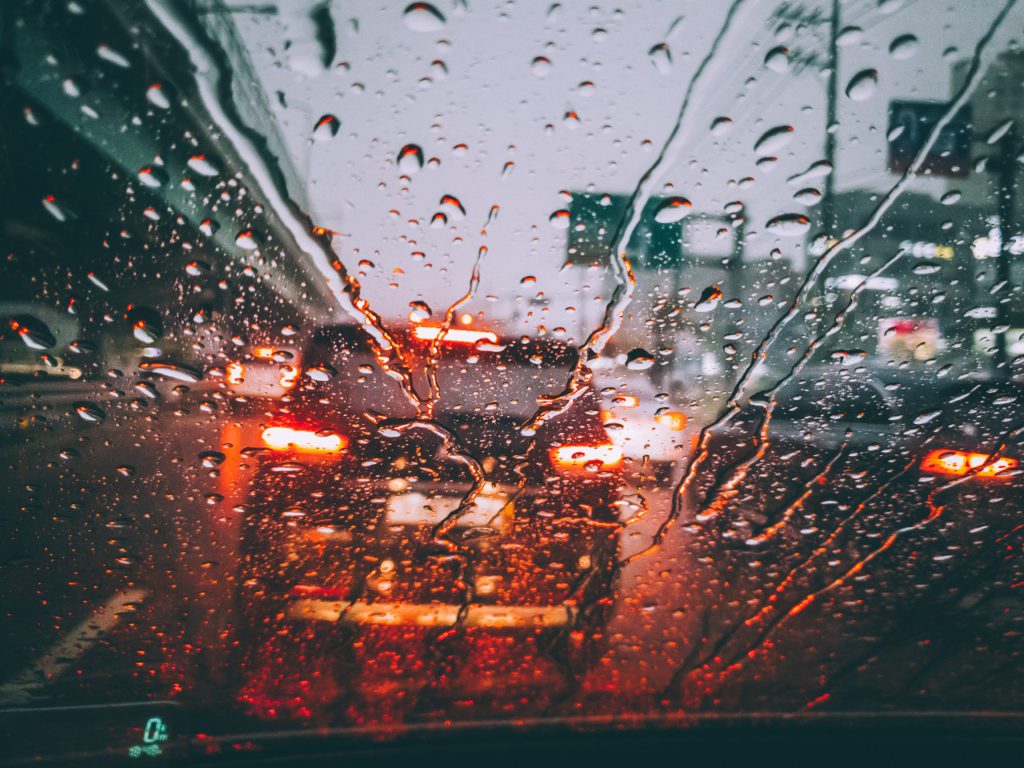 hamowanie-autem-podczas-deszczu